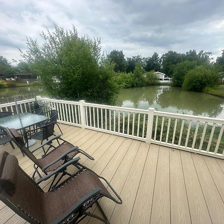 Luxury Lakeside Lodge L2 With Hot Tub Situated At Tattershall Lakes Country Park Ngoại thất bức ảnh
