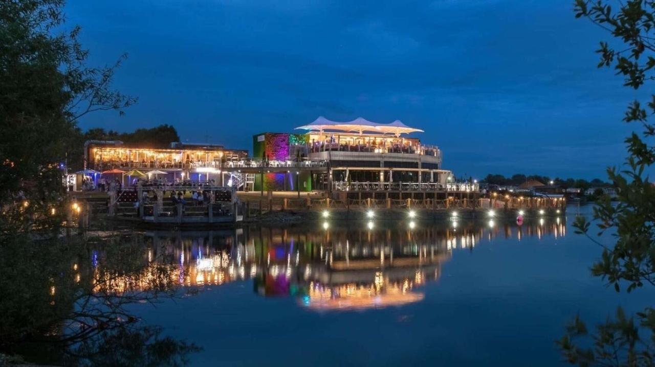 Luxury Lakeside Lodge L2 With Hot Tub Situated At Tattershall Lakes Country Park Ngoại thất bức ảnh