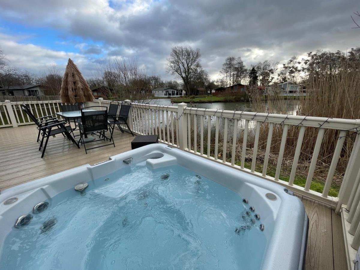 Luxury Lakeside Lodge L2 With Hot Tub Situated At Tattershall Lakes Country Park Ngoại thất bức ảnh