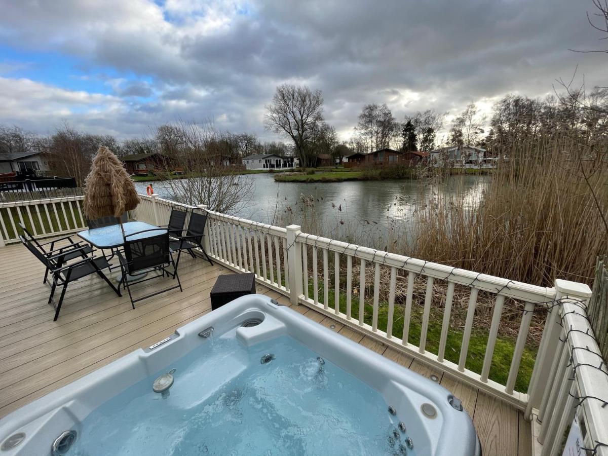 Luxury Lakeside Lodge L2 With Hot Tub Situated At Tattershall Lakes Country Park Ngoại thất bức ảnh