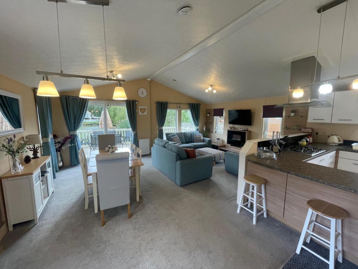 Luxury Lakeside Lodge L2 With Hot Tub Situated At Tattershall Lakes Country Park Ngoại thất bức ảnh