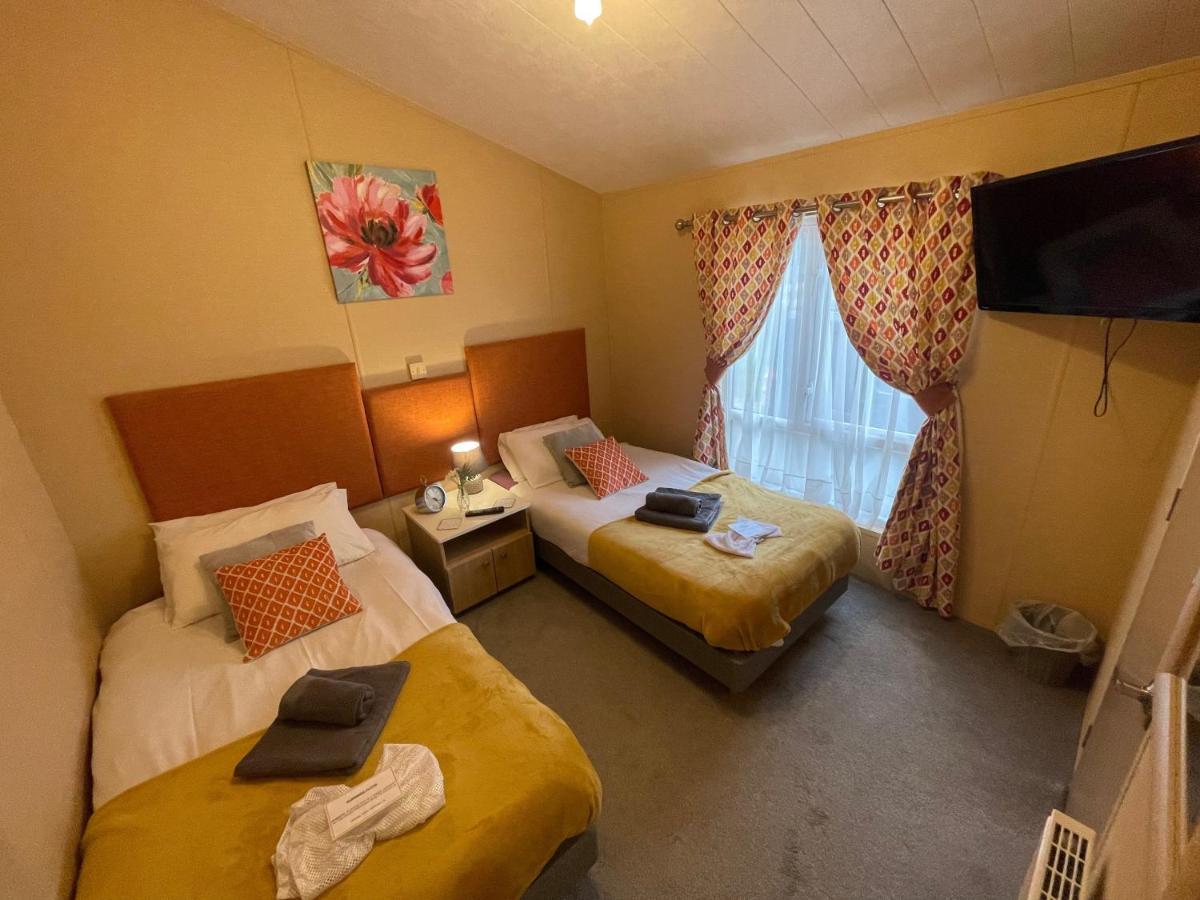 Luxury Lakeside Lodge L2 With Hot Tub Situated At Tattershall Lakes Country Park Ngoại thất bức ảnh