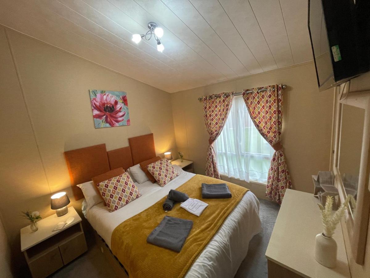 Luxury Lakeside Lodge L2 With Hot Tub Situated At Tattershall Lakes Country Park Ngoại thất bức ảnh