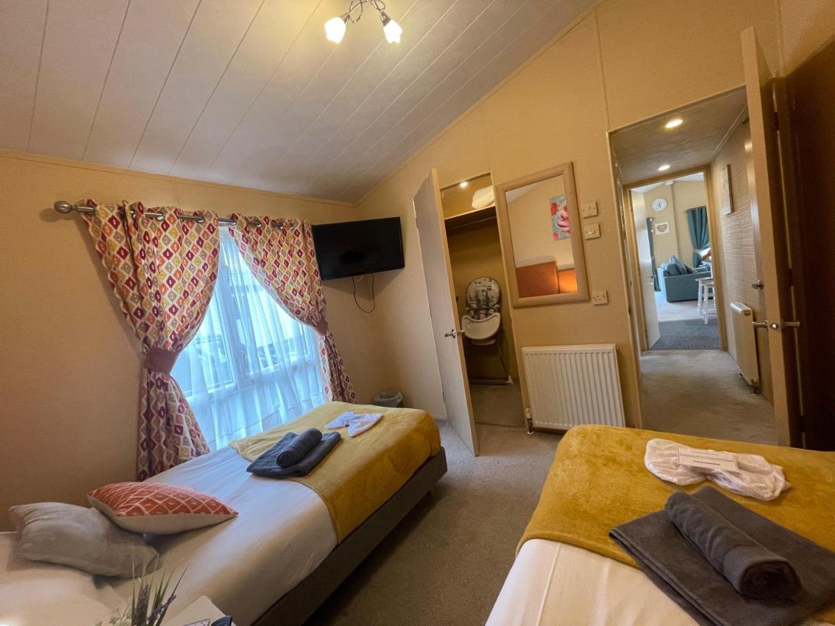 Luxury Lakeside Lodge L2 With Hot Tub Situated At Tattershall Lakes Country Park Ngoại thất bức ảnh