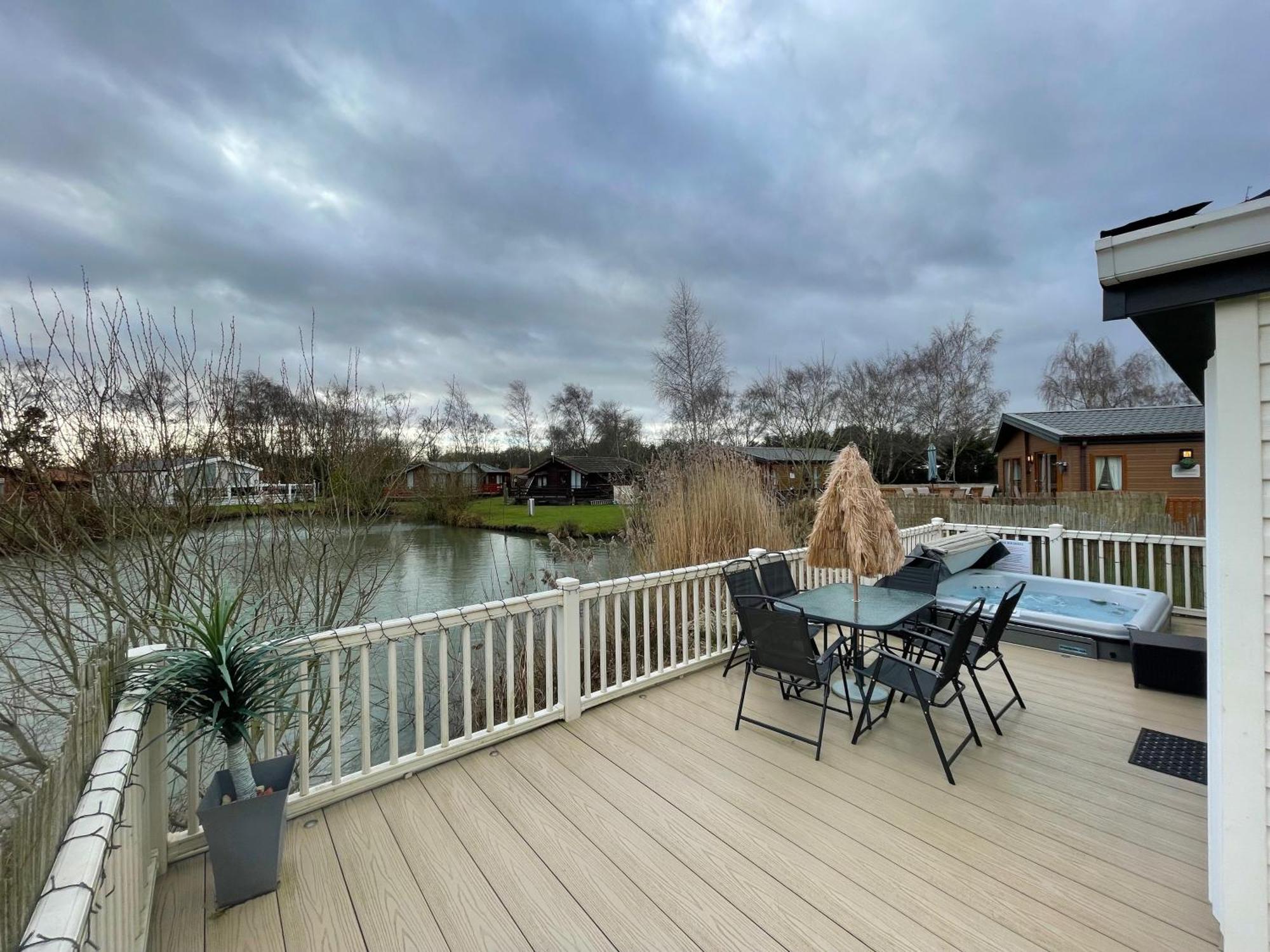 Luxury Lakeside Lodge L2 With Hot Tub Situated At Tattershall Lakes Country Park Ngoại thất bức ảnh