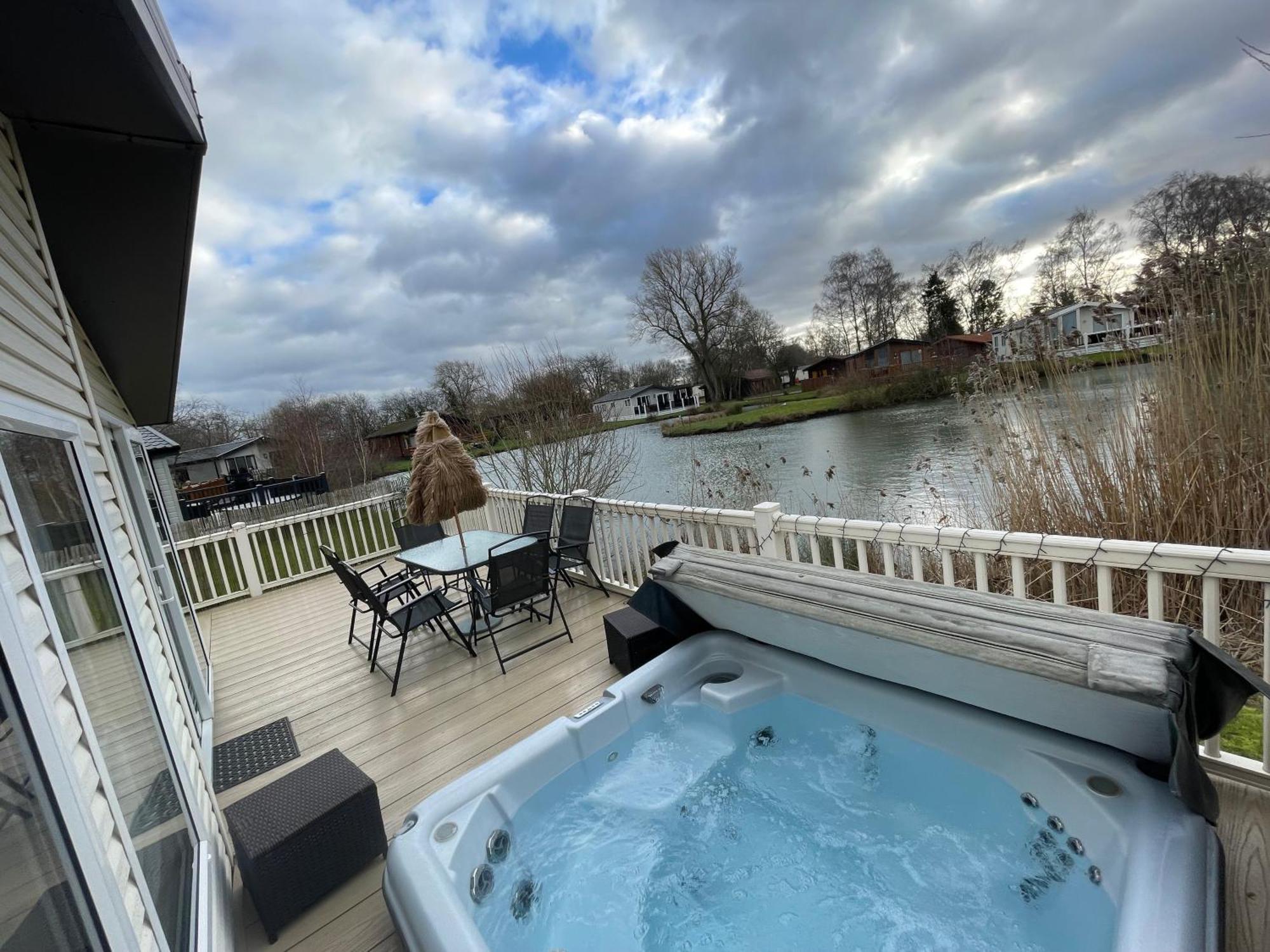 Luxury Lakeside Lodge L2 With Hot Tub Situated At Tattershall Lakes Country Park Ngoại thất bức ảnh