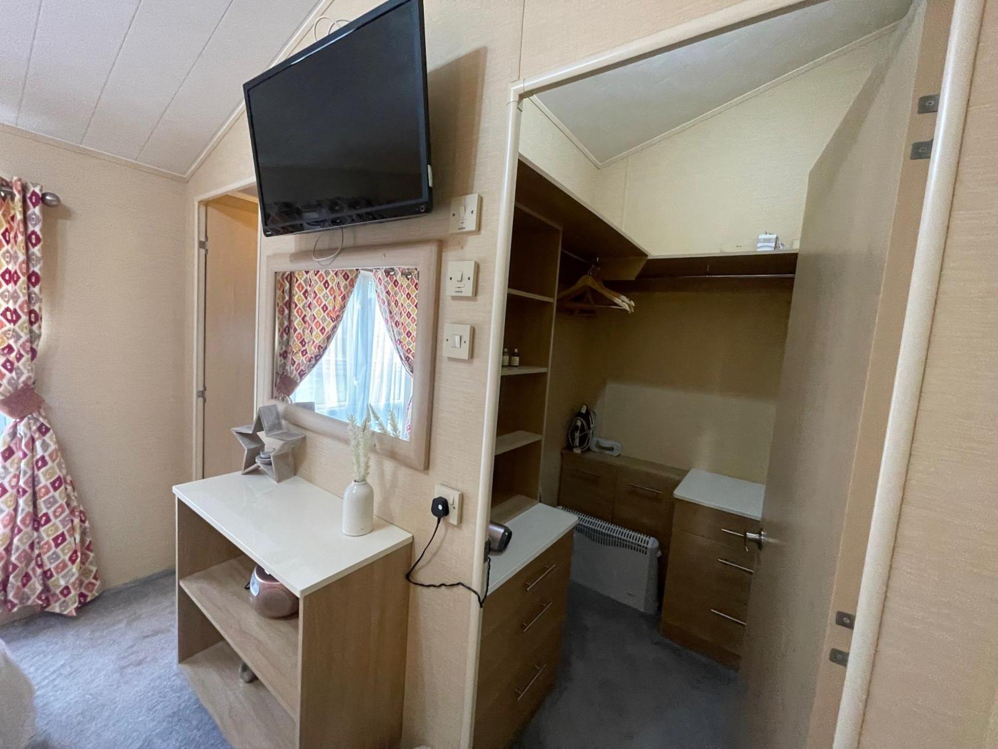 Luxury Lakeside Lodge L2 With Hot Tub Situated At Tattershall Lakes Country Park Ngoại thất bức ảnh