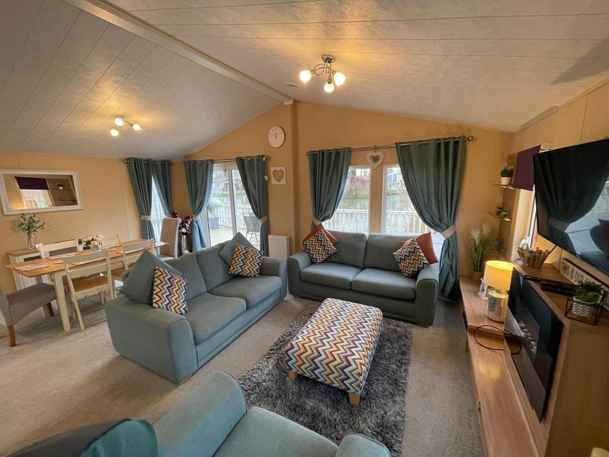 Luxury Lakeside Lodge L2 With Hot Tub Situated At Tattershall Lakes Country Park Ngoại thất bức ảnh