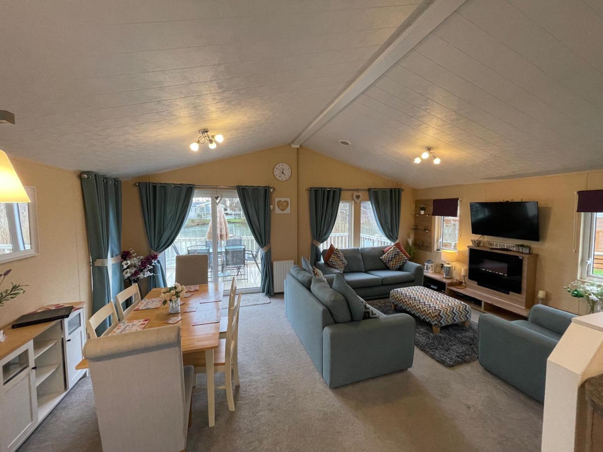 Luxury Lakeside Lodge L2 With Hot Tub Situated At Tattershall Lakes Country Park Ngoại thất bức ảnh