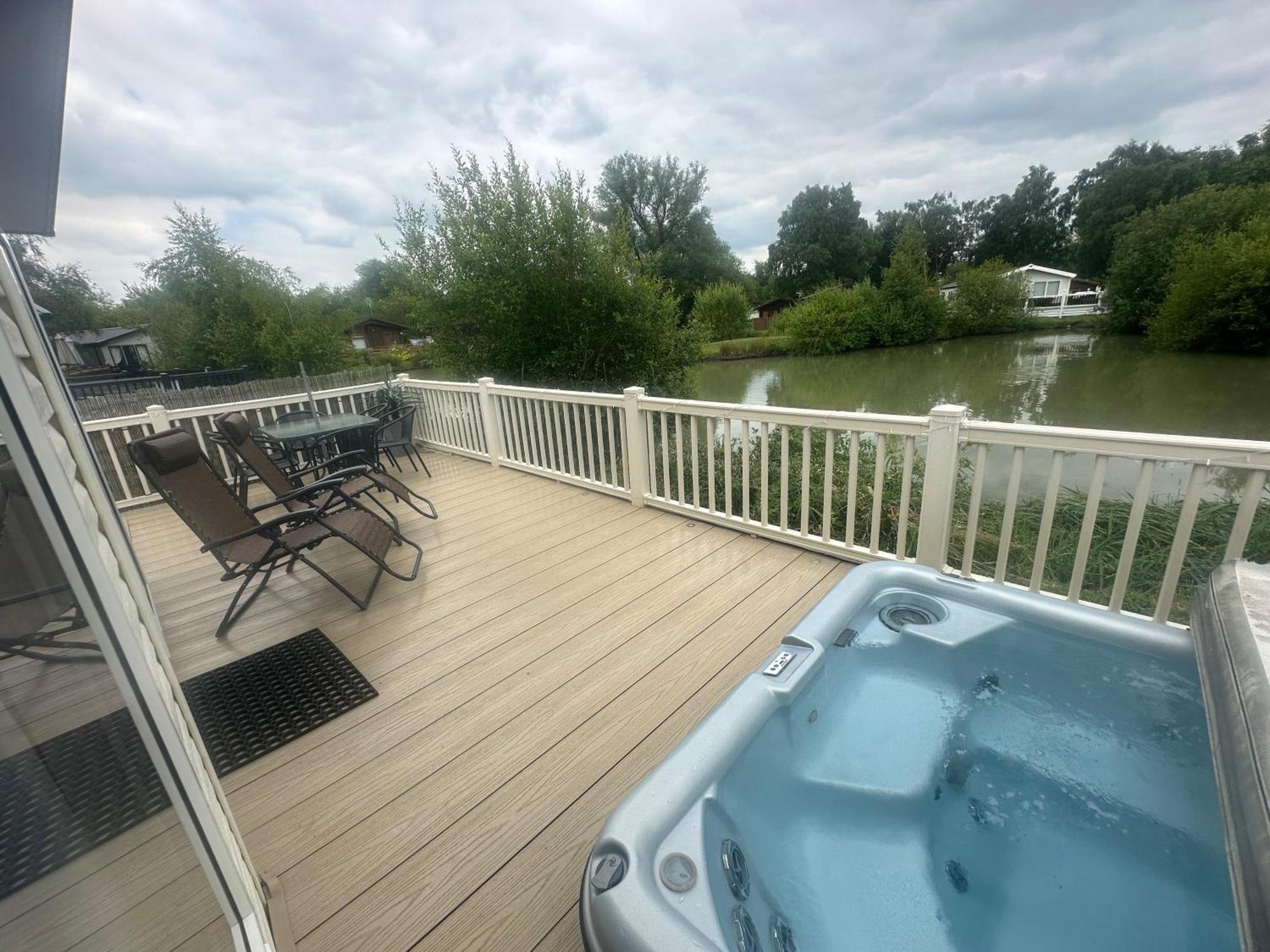 Luxury Lakeside Lodge L2 With Hot Tub Situated At Tattershall Lakes Country Park Ngoại thất bức ảnh