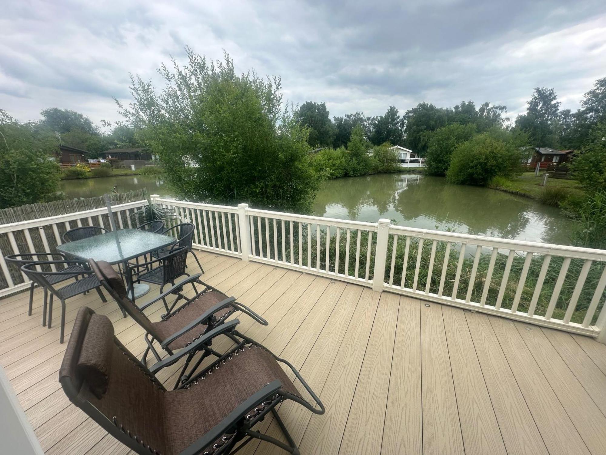 Luxury Lakeside Lodge L2 With Hot Tub Situated At Tattershall Lakes Country Park Ngoại thất bức ảnh