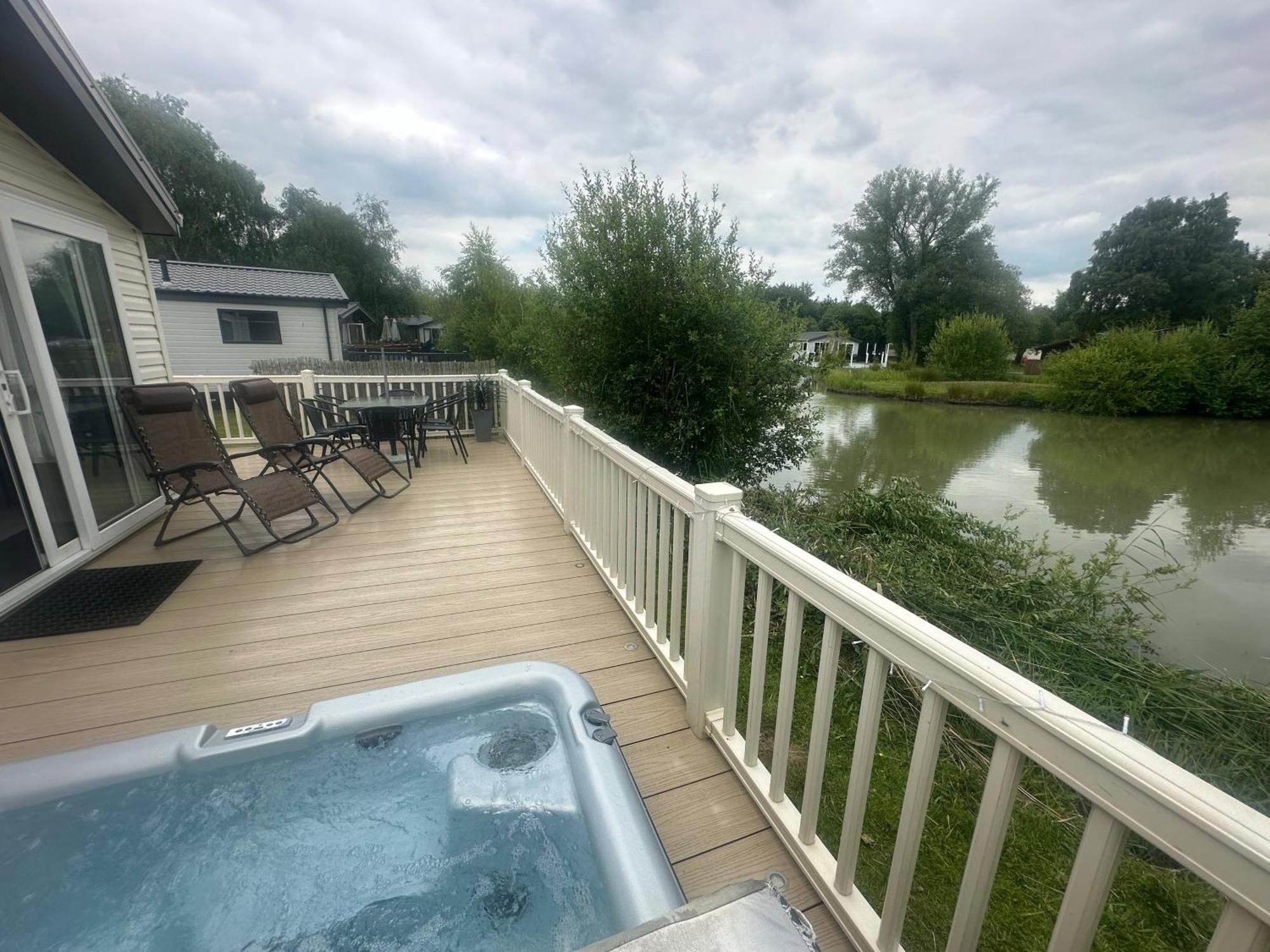 Luxury Lakeside Lodge L2 With Hot Tub Situated At Tattershall Lakes Country Park Ngoại thất bức ảnh